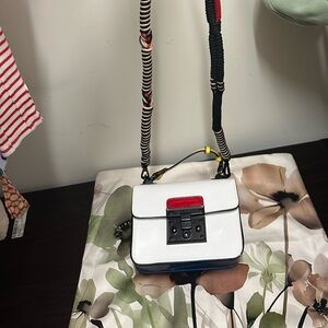 Steve Madden purse. New w/o tags. Excellent condition.